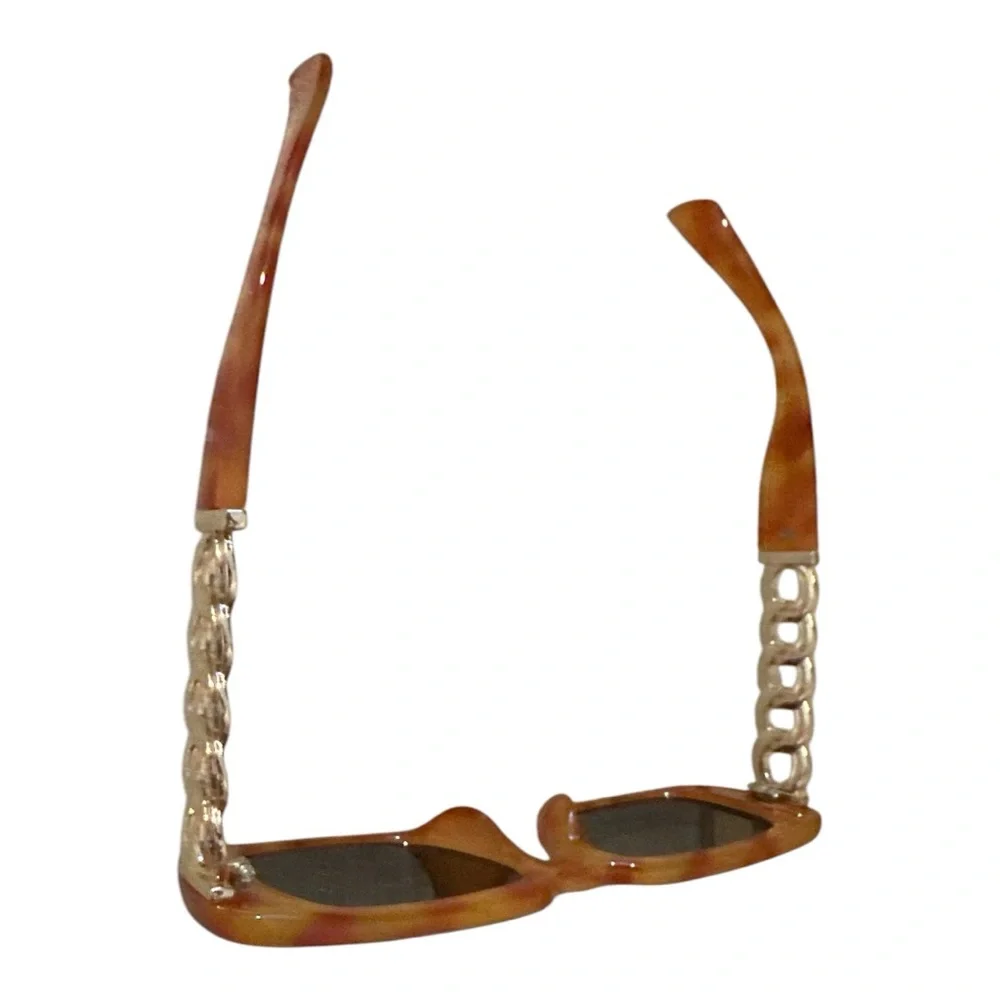 Steve Madden Felicia sunglasses NEW with case and cleaning cloth